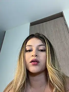 Snapshot of lunablossom_ chatting on February 18, 2025, 10:14 pm lunablossom online show from February 18, 2025, 10:14 pm