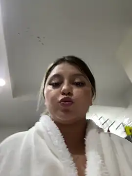 Snapshot of lunablossom_ chatting on March 13, 2025, 5:11 am lunablossom online show from March 13, 2025, 5:11 am