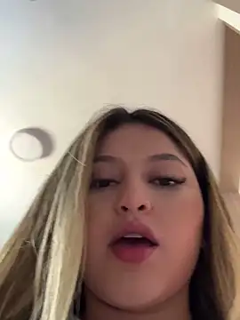 Snapshot of lunablossom_ chatting on March 16, 2025, 3:39 pm lunablossom online show from March 16, 2025, 3:39 pm