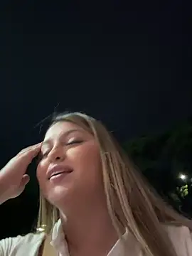 Snapshot of lunablossom_ chatting on March 17, 2025, 12:30 am lunablossom online show from March 17, 2025, 12:30 am