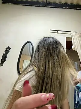 Snapshot of lunablossom_ chatting on March 17, 2025, 3:36 am lunablossom online show from March 17, 2025, 3:36 am