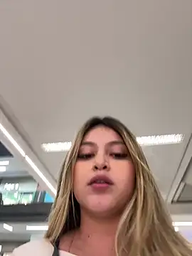 Snapshot of lunablossom_ chatting on March 21, 2025, 12:18 am lunablossom online show from March 21, 2025, 12:18 am