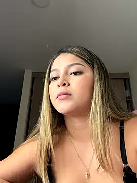 Snapshot of lunablossom_ chatting on September 16, 2025, 12:55 am lunablossom online show from September 16, 2025, 12:55 am