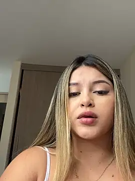 Snapshot of lunablossom_ chatting on September 17, 2025, 8:10 pm lunablossom online show from September 17, 2025, 8:10 pm