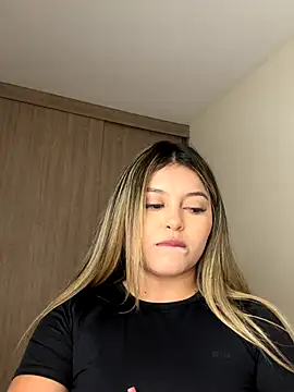 Snapshot of lunablossom_ chatting on September 23, 2025, 9:18 pm lunablossom online show from September 23, 2025, 9:18 pm