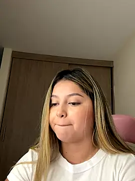 Snapshot of lunablossom_ chatting on September 26, 2025, 12:58 am lunablossom online show from September 26, 2025, 12:58 am