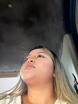 Snapshot of lunablossom_ chatting on September 27, 2025, 9:09 pm lunablossom online show from September 27, 2025, 9:09 pm