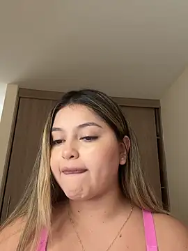 Snapshot of lunablossom_ chatting on October 2, 2025, 8:27 pm lunablossom online show from October 2, 2025, 8:27 pm