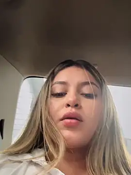 Snapshot of lunablossom_ chatting on October 5, 2025, 8:51 pm lunablossom online show from October 5, 2025, 8:51 pm