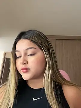 Snapshot of lunablossom_ chatting on October 11, 2025, 6:50 pm lunablossom online show from October 11, 2025, 6:50 pm