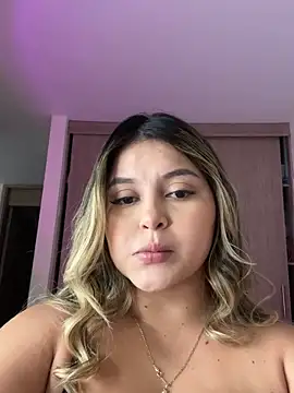 Snapshot of lunablossom_ chatting on October 15, 2025, 10:32 pm lunablossom online show from October 15, 2025, 10:32 pm