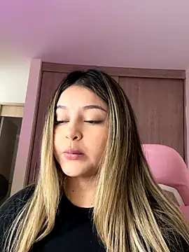 Snapshot of lunablossom_ chatting on October 18, 2025, 3:13 pm lunablossom online show from October 18, 2025, 3:13 pm