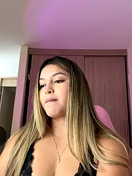 Snapshot of lunablossom_ chatting on October 23, 2025, 6:50 pm lunablossom online show from October 23, 2025, 6:50 pm