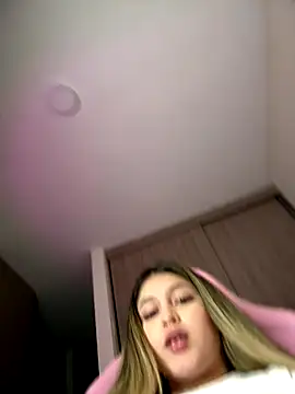 Snapshot of lunablossom_ chatting on November 5, 2025, 12:21 am lunablossom online show from November 5, 2025, 12:21 am