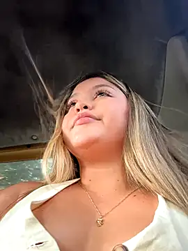 Snapshot of lunablossom_ chatting on November 8, 2025, 8:29 pm lunablossom online show from November 8, 2025, 8:29 pm