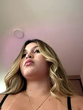 Snapshot of lunablossom_ chatting on November 10, 2025, 9:36 pm lunablossom online show from November 10, 2025, 9:36 pm