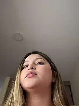 Snapshot of lunablossom_ chatting on November 17, 2025, 9:53 pm lunablossom online show from November 17, 2025, 9:53 pm