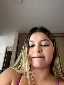 Snapshot of lunablossom_ chatting on November 19, 2025, 5:46 pm lunablossom online show from November 19, 2025, 5:46 pm