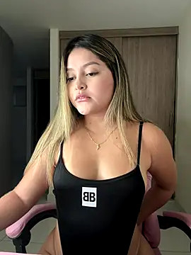 Snapshot of lunablossom_ chatting on November 24, 2025, 10:53 pm lunablossom online show from November 24, 2025, 10:53 pm