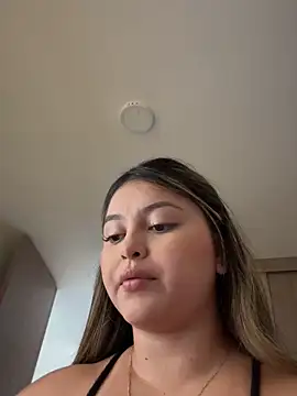 Snapshot of lunablossom_ chatting on November 26, 2025, 8:10 pm lunablossom online show from November 26, 2025, 8:10 pm