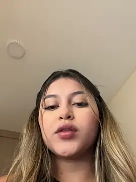 Snapshot of lunablossom_ chatting on November 30, 2025, 5:17 pm lunablossom online show from November 30, 2025, 5:17 pm