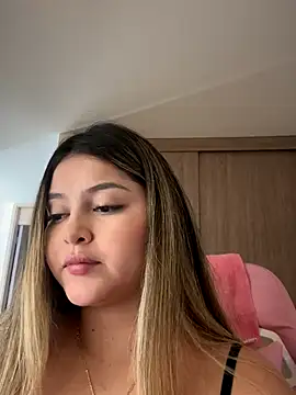 Snapshot of lunablossom_ chatting on December 3, 2025, 9:24 pm lunablossom online show from December 3, 2025, 9:24 pm