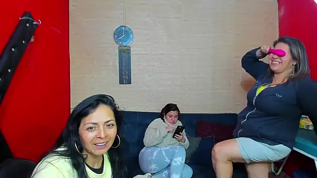 Snapshot of lesbiancuple chatting on November 7, 2025, 1:05 am lesbiancuple online show from November 7, 2025, 1:05 am