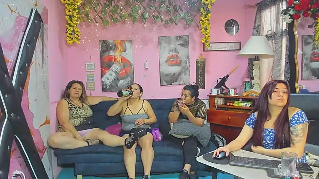 lesbiancuple online show from April 23, 2026, 12:29 pm