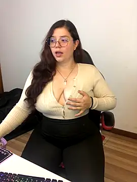 kayortiiz online show from November 12, 2025, 2:12 am