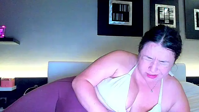 isabella rossse online show from March 8, 2026, 9:29 pm