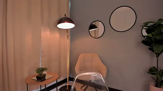 LiaPearce online show from December 9, 2024, 1:13 pm