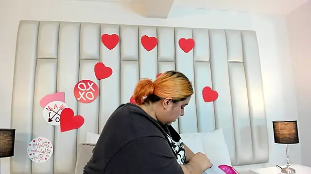 aandreaperez online show from February 13, 2025, 11:50 am