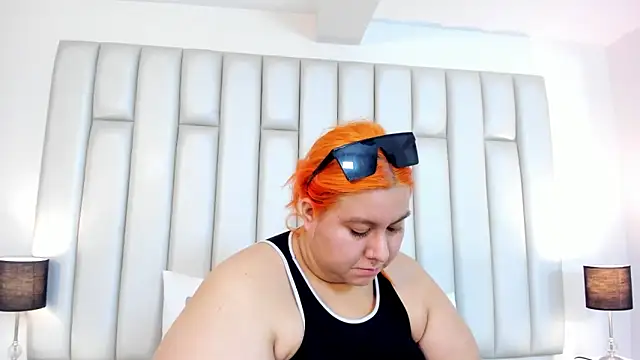 aandreaperez online show from February 24, 2025, 11:43 am