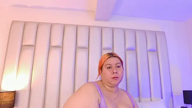 aandreaperez online show from December 5, 2025, 11:41 am