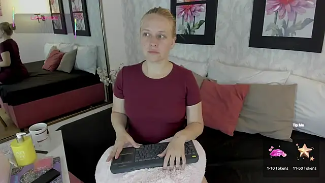 EmilySumer online show from October 2, 2025, 11:12 pm