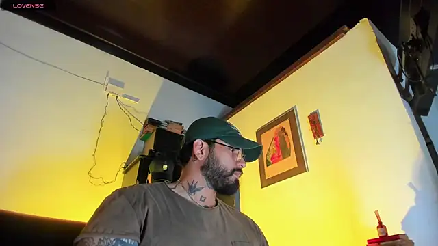 Snapshot of CamiloGray_ chatting on December 14, 2025, 10:42 am CamiloGray online show from December 14, 2025, 10:42 am