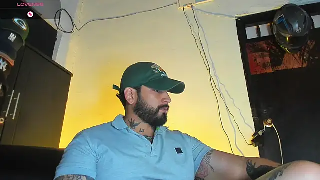 Snapshot of CamiloGray_ chatting on December 17, 2025, 2:45 pm CamiloGray online show from December 17, 2025, 2:45 pm