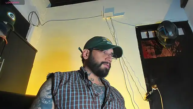 Snapshot of CamiloGray_ chatting on December 18, 2025, 2:12 pm CamiloGray online show from December 18, 2025, 2:12 pm