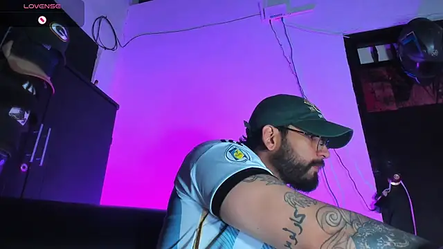 Snapshot of CamiloGray_ chatting on December 19, 2025, 2:35 pm CamiloGray online show from December 19, 2025, 2:35 pm