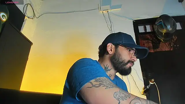 Snapshot of CamiloGray_ chatting on December 21, 2025, 1:51 pm CamiloGray online show from December 21, 2025, 1:51 pm