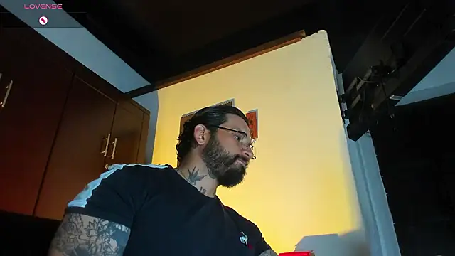 Snapshot of CamiloGray_ chatting on February 4, 2026, 2:56 pm CamiloGray online show from February 4, 2026, 2:56 pm