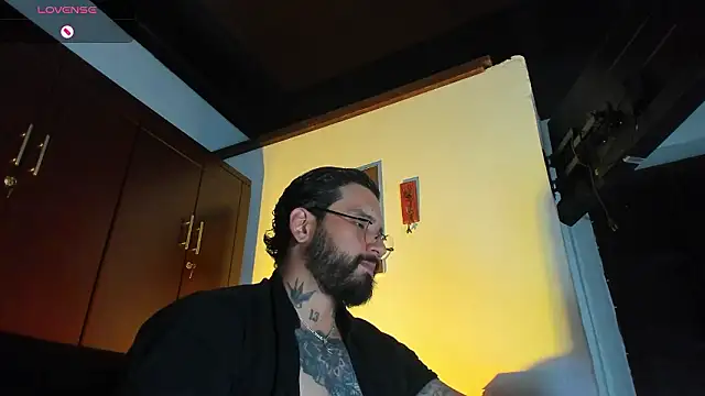 Snapshot of CamiloGray_ chatting on February 9, 2026, 1:37 pm CamiloGray online show from February 9, 2026, 1:37 pm