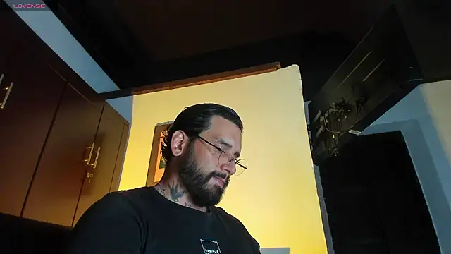 Snapshot of CamiloGray_ chatting on March 5, 2026, 2:46 pm CamiloGray online show from March 5, 2026, 2:46 pm