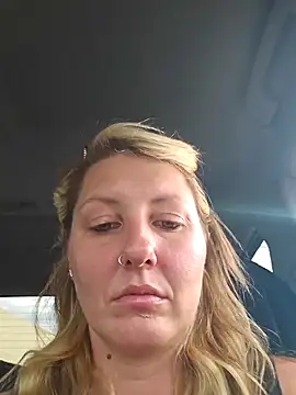 Snapshot of SheIsSomething chatting on January 3, 2025, 11:01 pm SheIsSomething online show from January 3, 2025, 11:01 pm