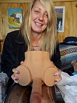 Snapshot of SheIsSomething chatting on January 29, 2025, 2:30 am SheIsSomething online show from January 29, 2025, 2:30 am