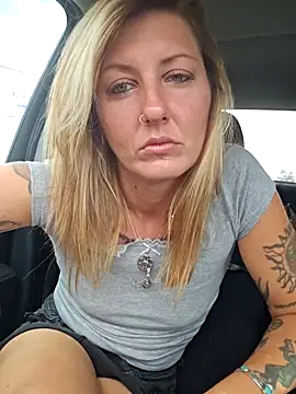 Snapshot of SheIsSomething chatting on September 19, 2025, 9:15 pm SheIsSomething online show from September 19, 2025, 9:15 pm