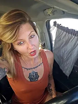 Snapshot of SheIsSomething chatting on October 26, 2025, 9:42 pm SheIsSomething online show from October 26, 2025, 9:42 pm