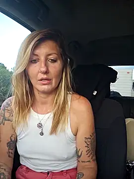 Snapshot of SheIsSomething chatting on November 12, 2025, 12:22 am SheIsSomething online show from November 12, 2025, 12:22 am