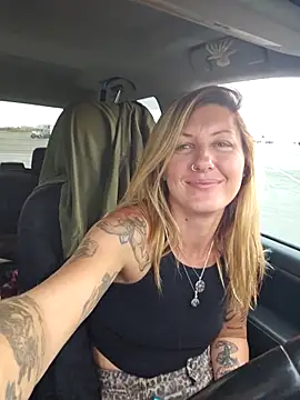 Snapshot of SheIsSomething chatting on November 14, 2025, 11:46 pm SheIsSomething online show from November 14, 2025, 11:46 pm