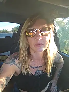 Snapshot of SheIsSomething chatting on December 1, 2025, 11:21 pm SheIsSomething online show from December 1, 2025, 11:21 pm